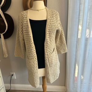 Cream Mo Vint cardigan size Small. Has pockets and 3/4 sleeves.